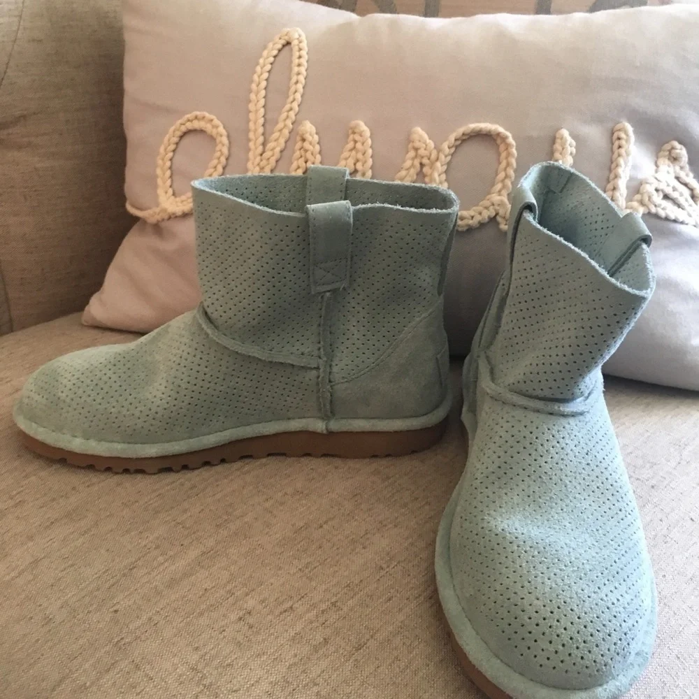 Ugg mini unlined Perf boot women's size 5 NWT - Picture 4 of 7